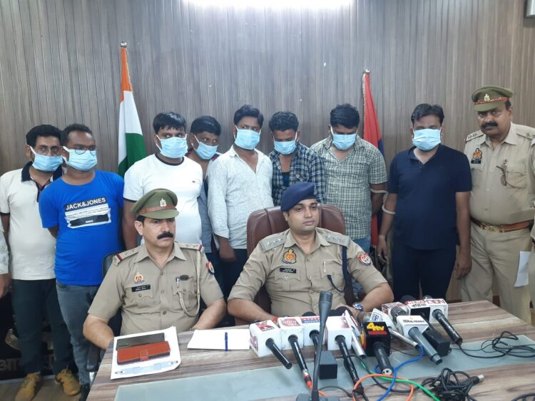 कमला नगर में फ्लैट में सजी हुई थी जुए की महफिल, पुलिस को देखकर मची खलबली