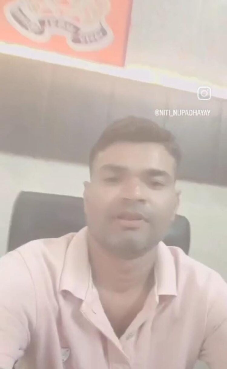 छेड़छाड़ के आरोपी ने चौकी प्रभारी की कुर्सी पर बैठकर बनाई रील, मुकदमा