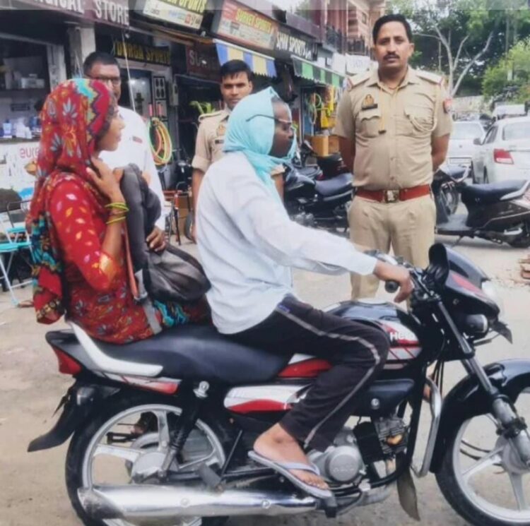 पुलिस ने गरीब कैंसर मरीज का जीता दिल, अपनी तरफ से दिया नई मोटरसाइकिल का बिल