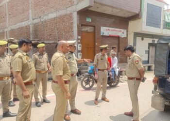 तिरंगा यात्रा पर पथराव की सूचना पर दौड़े डीसीपी