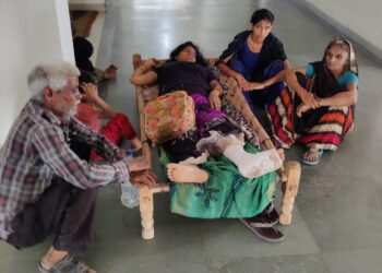 पत्नी को दूसरी मंजिल से फेंका, कार्रवाई नहीं होने पर चारपाई पर पुलिस कमिश्नर कार्यालय लेकर पहुंचे परिजन