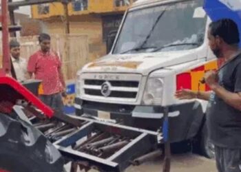 चार घंटे जलभराव में फंसी रही एम्बुलेंस में जन्मी बच्ची