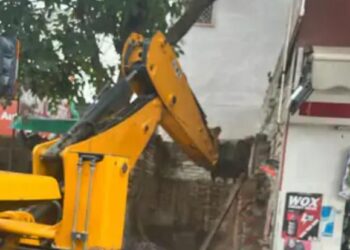 ताजगंज वार्ड में एडीए ने तीन अवैध निर्माणों पर कार्रवाई की