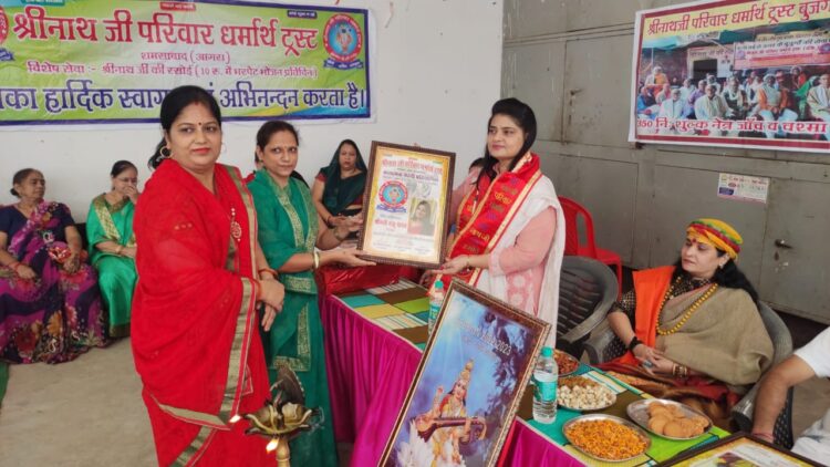 मेहंदी प्रतियोगिता में महिलाओं और  बालिकाओं ने दिखाई अपनी प्रतिभा