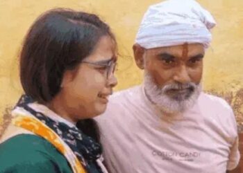 बंदी भाइयों को राखी बांधने के लिए जेल के बाहर लगी लाइन