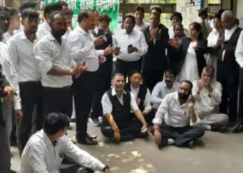 हापुड़ में हुई घटना के विरोध में अधिवक्ताओं ने किया प्रदर्शन