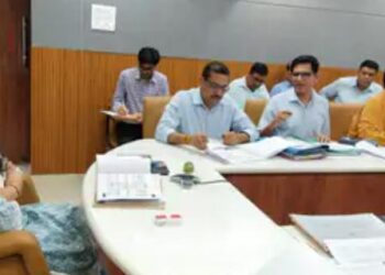 मंडलायुक्त के कड़े तेवर देखकर अधिकारियों के पसीने छूटे