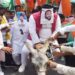 तमिलनाडु के मुख्यमंत्री एमके स्टालिन के बेटे और स्वामी प्रसाद के प्रतीक को गधे पर बैठाकर घुमाया