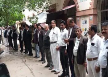 आगरा में अधिवक्ताओं का प्रदर्शन, मानव श्रृंखला बनाई