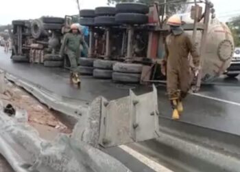 आगरा-मथुरा नेशनल हाईवे पर पलटा ट्रक, लगा जाम