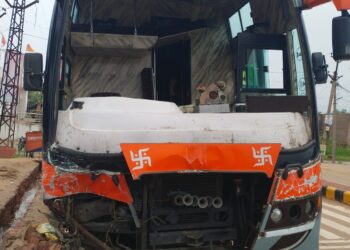 बस और कार की आमने-सामने की टक्कर में 6 लोगों की मौत