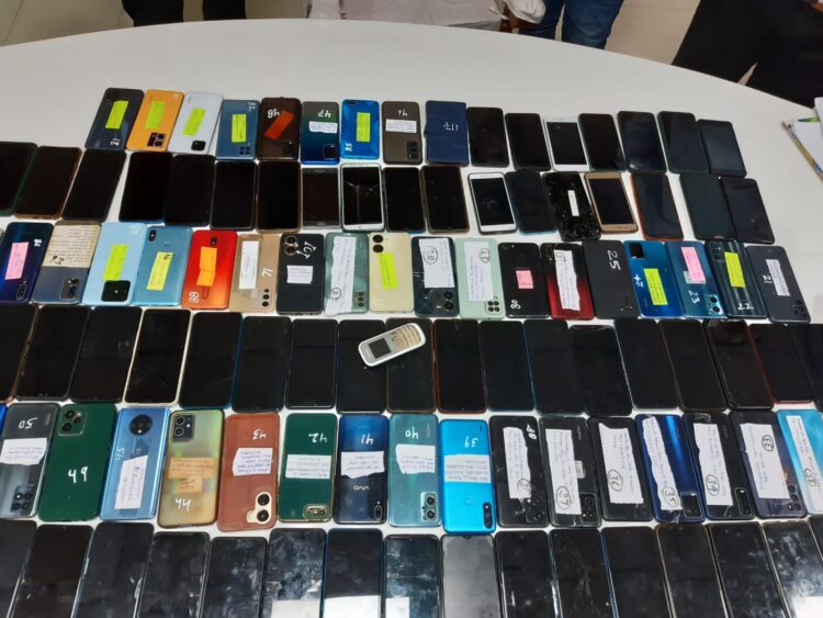 आगरा पुलिस ने बरामद किए चोरी हुए 120 मोबाइल फोन