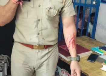 महिलाओं ने थानाध्यक्ष पिनाहट पर बोला हमला, हाथ में लगी चोट