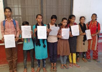 अश्लील इशारों के साथ अश्लील बातें करता है शिक्षक, एसडीएम से की शिकायत