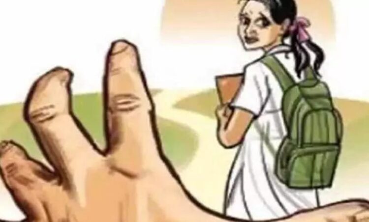 दो मनचलों ने छात्राओं के साथ की छेड़छाड़, ग्रामीणों ने की धुनाई