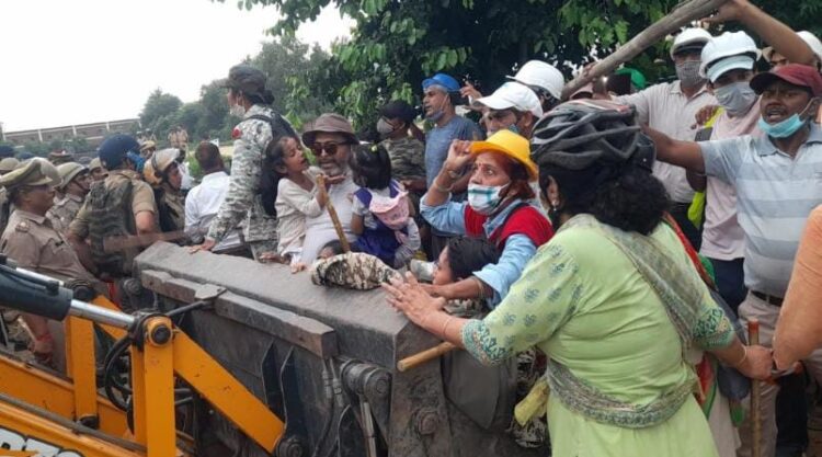 सत्संगियों के सामने पुलिस की संख्या रही कम, वापस लौटना पड़ा