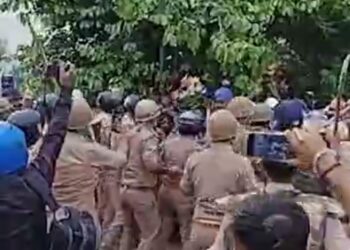 अतिक्रमण को ढहाने पहुंचे पुलिस-प्रशासन पर सत्संगियों ने किया पथराव