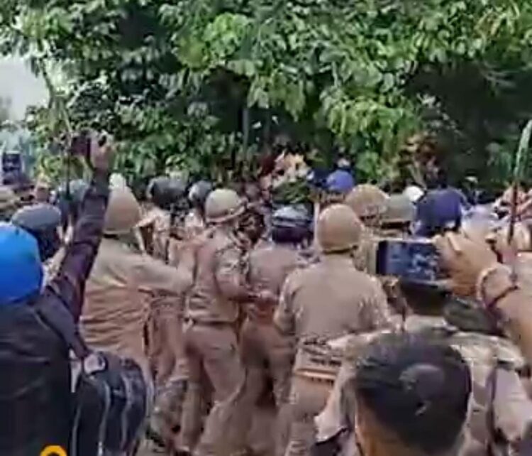 अतिक्रमण को ढहाने पहुंचे पुलिस-प्रशासन पर सत्संगियों ने किया पथराव