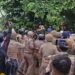अतिक्रमण को ढहाने पहुंचे पुलिस-प्रशासन पर सत्संगियों ने किया पथराव