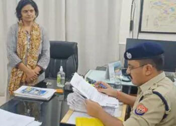 महिला ने की शिकायत – सत्संगी पुलिस से बचने को छोटे बच्चों को कर देते हैं आगे