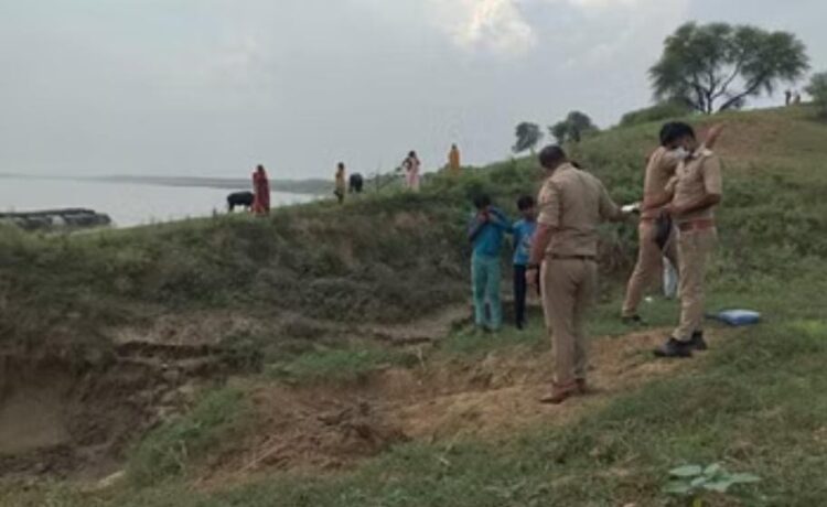 पिनाहट में चंबल किनारे खेत में मनुष्य का कंकाल नोच रहे थे कुत्ते