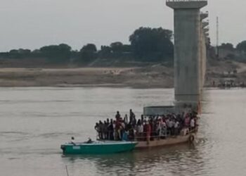 चंबल की बीच धारा में फंसा 150 यात्रियों से भरा स्टीमर