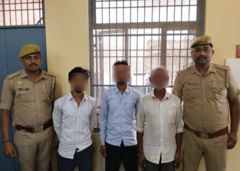 जीजा-साले को गोली मारने और उनके घर पर पत्थर फेंकने वाले तीन आरोपियों को पुलिस ने पकड़ा