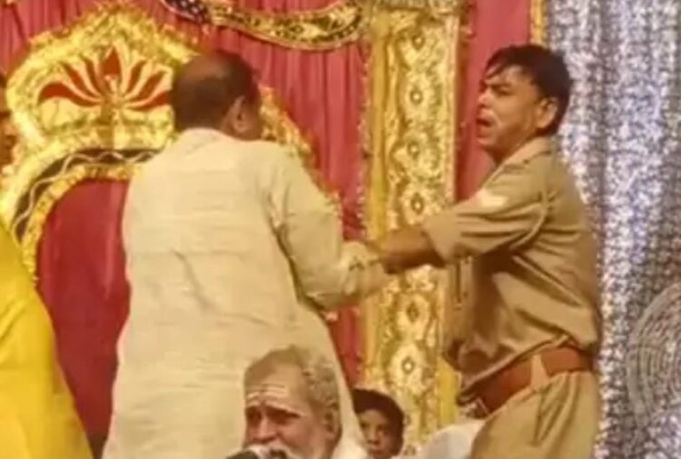 रामलीला के दौरान सिपाही का हाईवोल्टेज ड्रामा, निलंबित