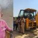 तेज आवाज में गाने सुन रहा था जेसीबी चालक, 14 महीने की बच्ची दबी, मौत