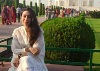 अभिनेत्री करिश्मा कपूर ने किया ताजमहल का दीदार