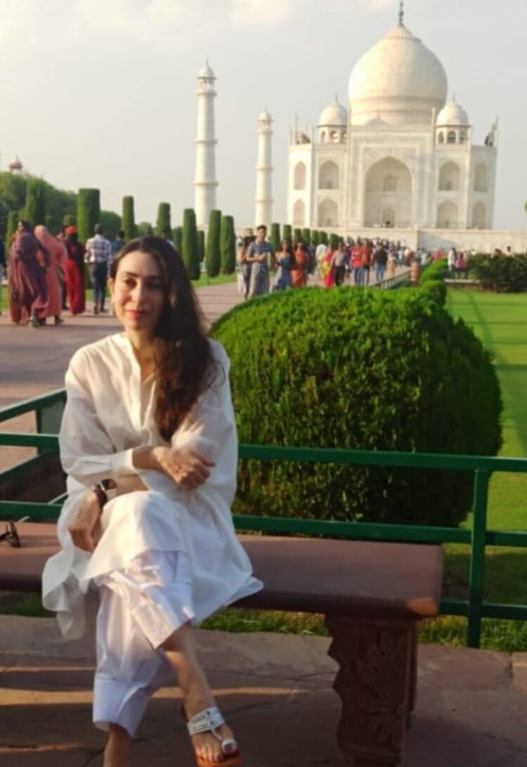 अभिनेत्री करिश्मा कपूर ने किया ताजमहल का दीदार