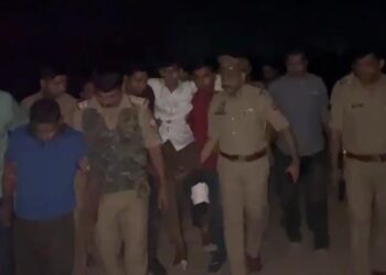 स्कूल में डकैती डालने वाले बदमाशों से पुलिस की हुई मुठभेड़, दो को लगी गोली