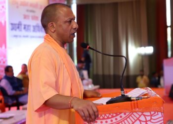 आगरा में लघु उद्यमी महाधिवेशन में पहुंचे सीएम योगी: बोले- प्रदेश में कानून से खिलवाड़ करने वालों को छोडे़ंगे नहीं