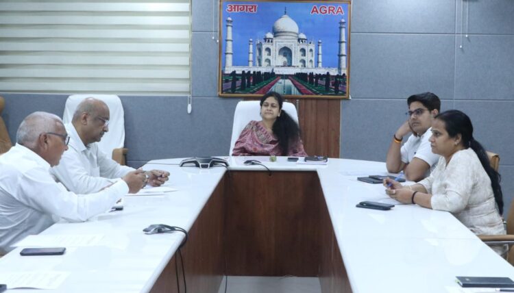 पर्यटक सिर्फ ताजमहल ही न देखें बल्कि शहर के अन्य स्थलों-विरासतों से भी हों रूबरू: मंडलायुक्त