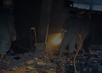 बुटीक में शॉर्ट सर्किट से लगी आग, पहली मंजिल पर रह रहा परिवार फंसा