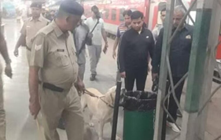 आगरा कैंट रेलवे स्टेशन पर बम की सूचना पर मची अफरातफरी