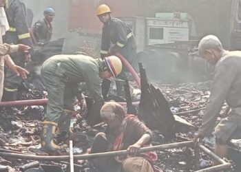 बीड़ी से कबाड़ के गोदाम में लगी आग, दहशत में आए लोग