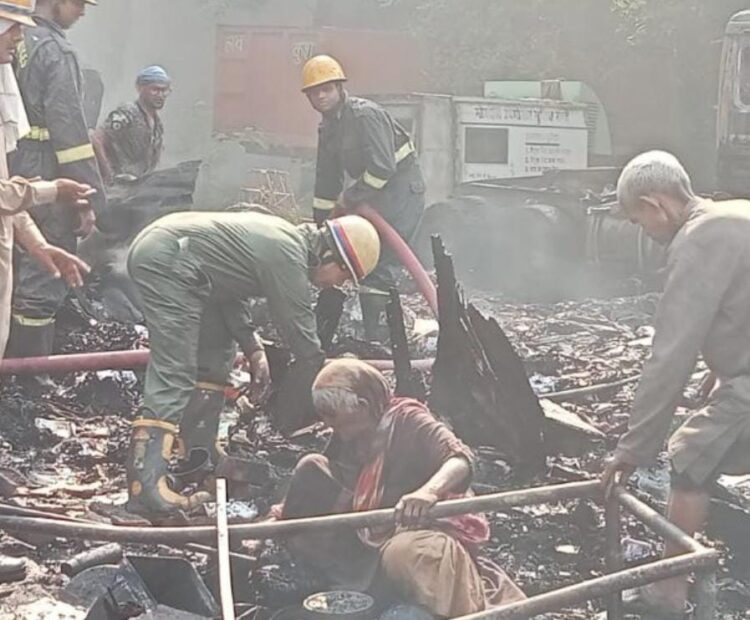 बीड़ी से कबाड़ के गोदाम में लगी आग, दहशत में आए लोग