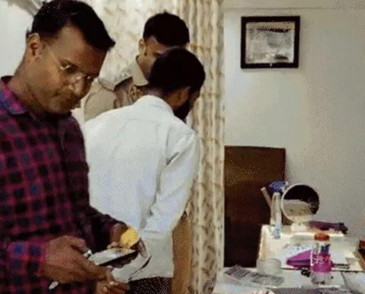 सिकंदरा में दिनदहाड़े ज्वेलर की दुकान में कनपटी पर तमंचा लगाकर लाखों रुपए की लूट