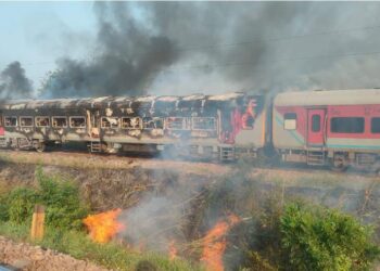पातालकोट एक्सप्रेस के दो जनरल कोच में लगी आग, यात्रियों ने कूदकर बचाई जान