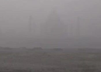 सोमवार सुबह धुंध में छिप गया ताजमहल