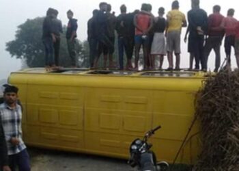 बरहन में बच्चों से भरी स्कूल बस पलट गई, सभी सुरक्षित
