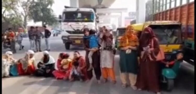 दो दिन से पानी के लिए परेशान महिलाओं ने फतेहाबाद रोड पर लगाया जाम