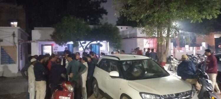 लोगों को करोड़ों रुपए की चपेट लगाने वाले का लोहामंडी पुलिस दे रही थी साथ, थाने का घेराव कर नारेबाजी