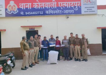 बड़े सॉल्वर गैंग को एत्मादपुर पुलिस ने पकड़ा, कमा चुका करोड़ों