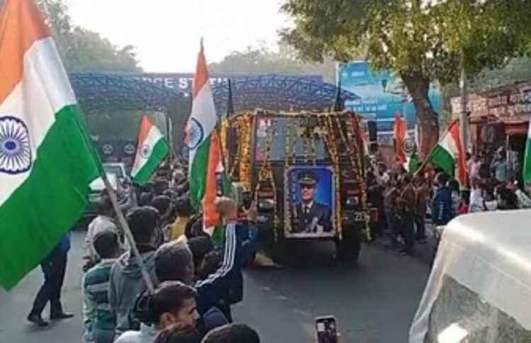 देश के लिए बलिदान देने वाले आगरा के लाल शुभम गुप्ता को श्रद्धांजलि देने उमड़ा पूरा शहर