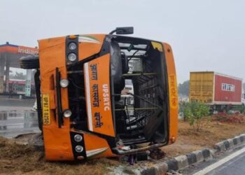 चालक और परिचालक के झगड़े की बजह से डिवाइडर से टकराकर पलटी बस