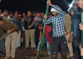 10 फीट गहरे नाले में दो मासूम गिर गईं, एक की मौत