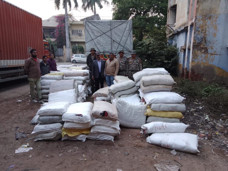 आगरा नगर निगम की ईटीएफ ने पकड़ी 7.5 टन प्रतिबंधित प्लास्टिक