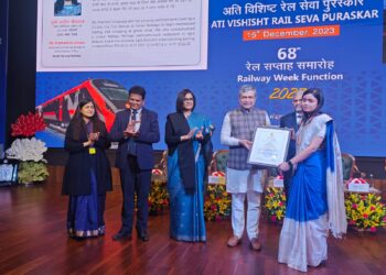 मंडल सामग्री प्रबंधक विवेक दिवाकर, प्रशस्ति श्रीवास्तव को अति विशिष्ट रेल सेवा पुरस्कार